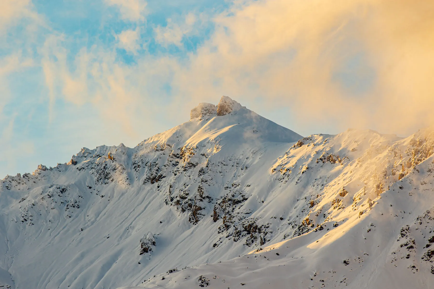 Les sommets de Livigno éclairés par le soleil à l'aube
