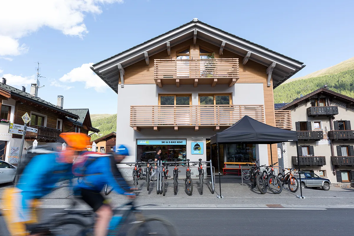 La boutique Skialo de Livigno, un cycliste passe devant l'entrée