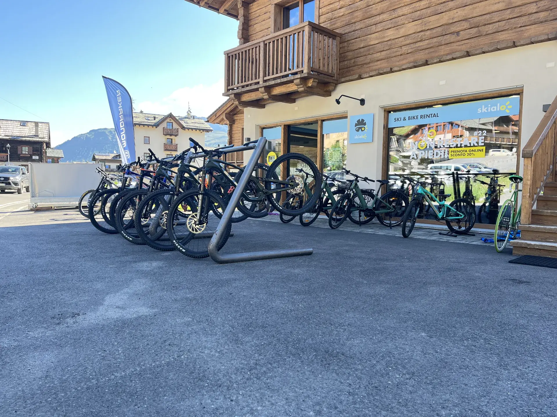 La rangée de vélos de location au point Carosello
