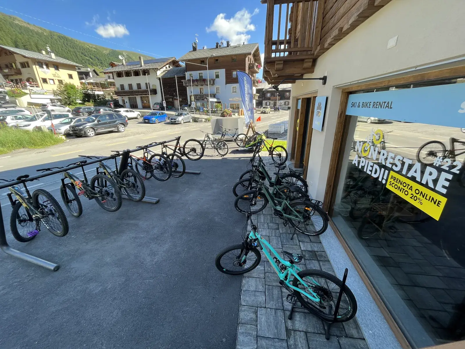 Les vélos au râtelier devant le point Carosello 3000