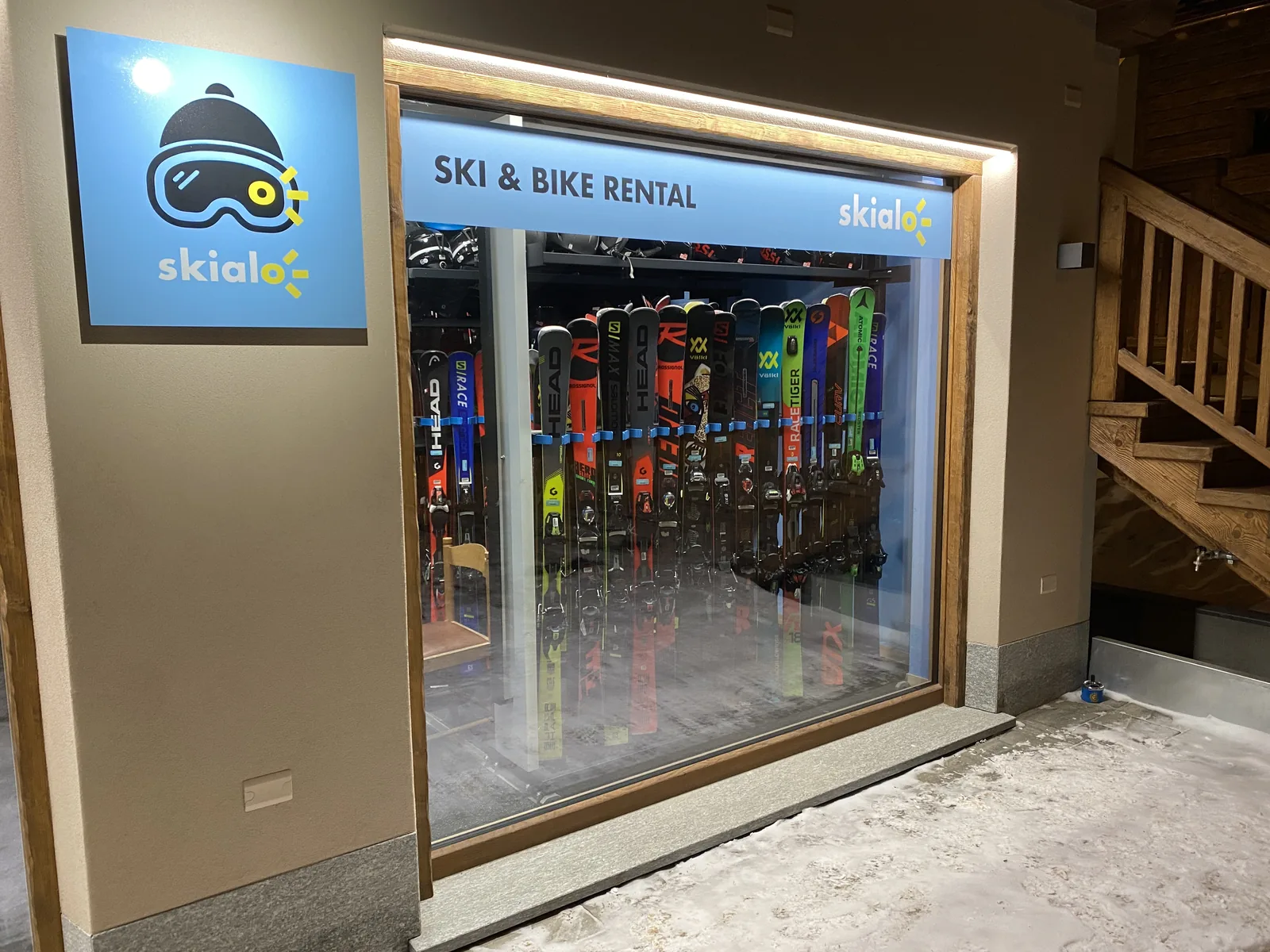 La vitrine du point Carosello avec les skis de location