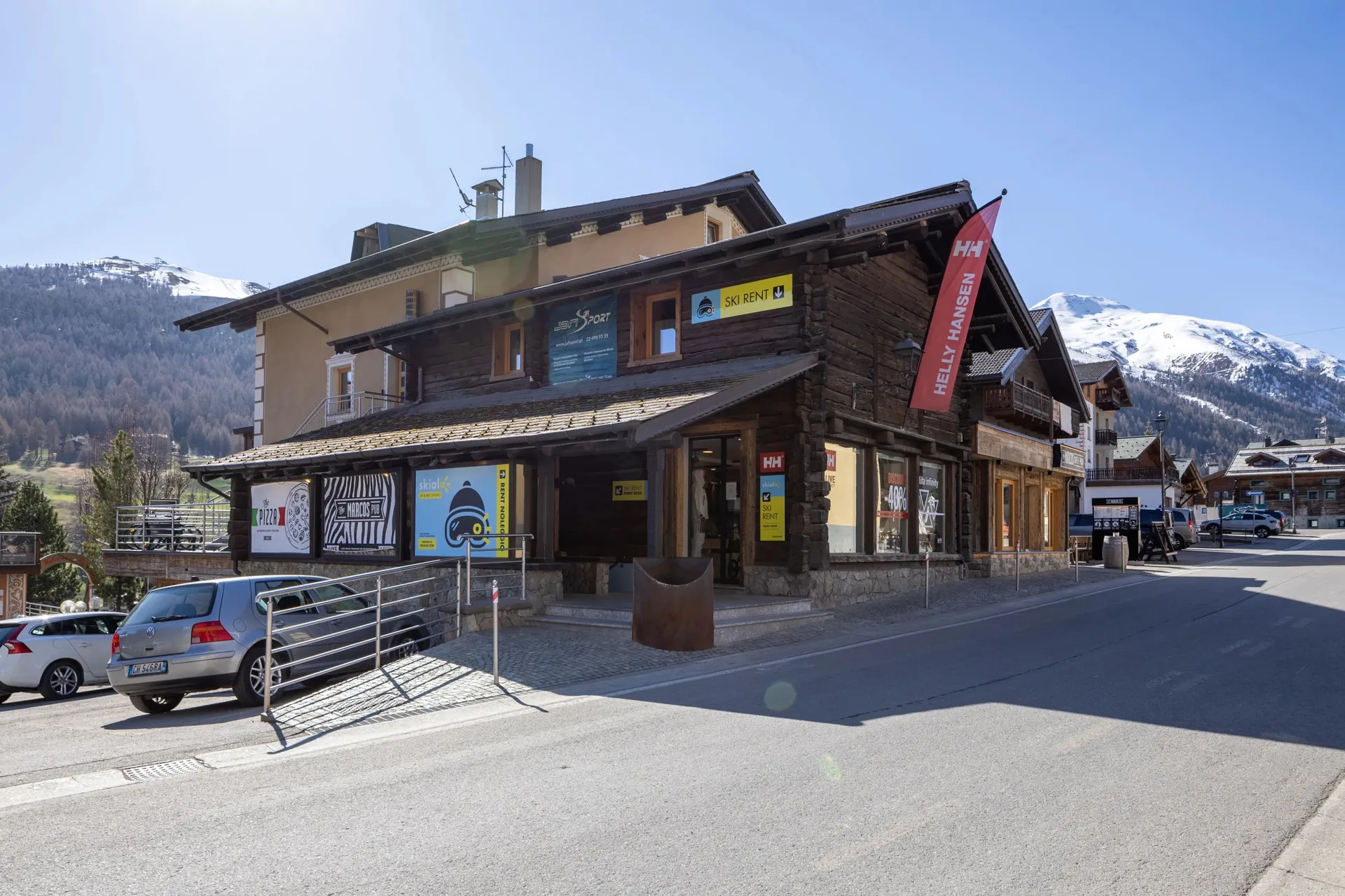 Le point Skialo Doss à Livigno, avec les montagnes enneigées en arrière-plan