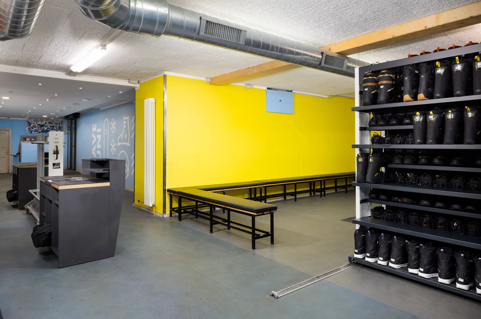 La salle des chaussures au point Doss
