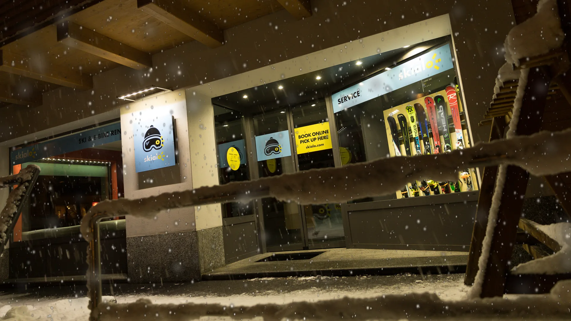 Le magasin Skialo de San Rocco à Livigno, de nuit sous la neige